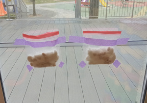 Torebki z fasolą przyczepione do okna