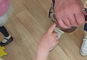 Dzieci dotykają instrumentu erkhu