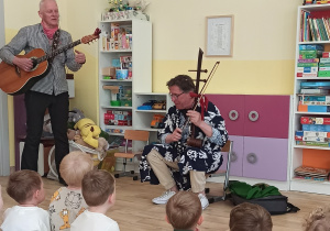 Dzieci oglądają występ Gucia i Dudusia