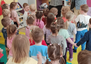 Wspólny taniec dzieci z artystami