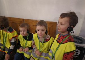Dzieci zwiedzają Zamek Królewski z audio przewodnikiem.