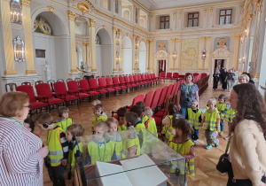 Dzieci zwiedzają pomieszczenia w Zamku Królewskim.