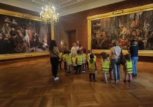 Dzieci podziwiają dzieła sztuki.