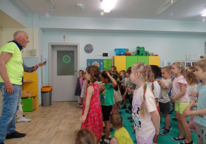 Aktywny udział dzieci w koncercie muzycznym.