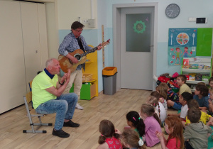 Dzieci uczestniczą w koncercie muzycznym.