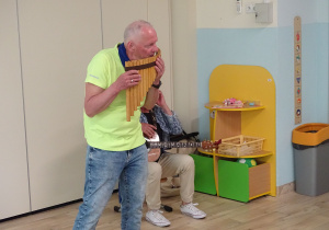 Słuchanie dźwięków instrumentu przez dzieci.