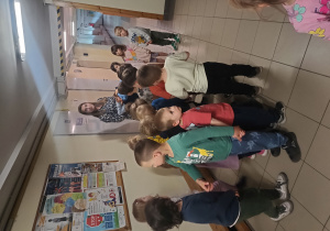 Dzieci z grupy Bratki zwiedzają szkolne korytarze.