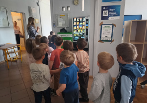 Dzieci z grupy Bratki zwiedzają szkolne korytarze.