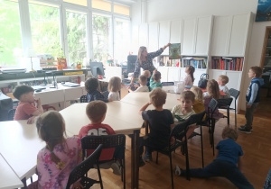 Zwiedzanie szkolnych sal przez dzieci.