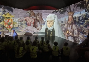 Dzieci z grupy Chabry oglądają film o królach.