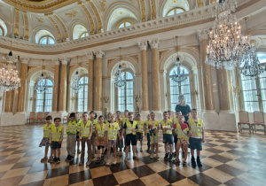 Zdjęcie grupowe w sali balowej.
