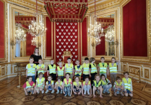 Zdjęcie grupowe w sali tronowej.
