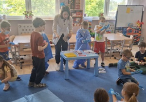 Dzieci z grupy Chabry ubierają strój laboranta.