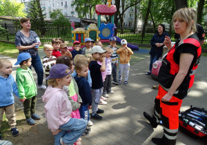 Pani Ania opowiada dzieciom o pracy ratownika medycznego