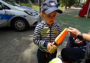 chłopiec trzyma policyjną lampę
