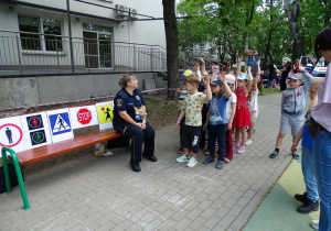 dzieci słuchają strażniczki miejskiej