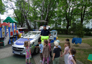 dzieci patrzą na policyjną kamizelkę