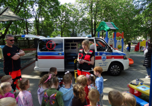dzieci sluchają o pracy ratowników medycznych