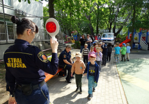 dzieci ćwiczą przechodzenie przez ulicę