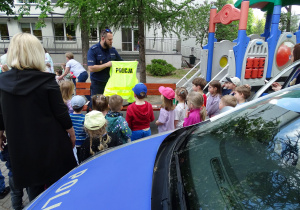 dzieci słuchają policjanta