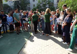 rodzice odbierają dyplomy z podziękowaniami