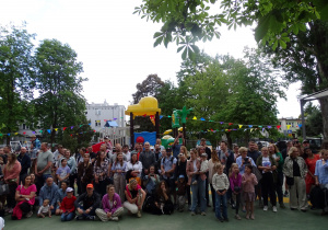 rodzice w ogrodzie