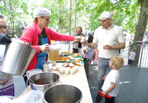 Pani Dorotka częstuje przygotowanymi przekąskami