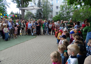 dzieci stoją i patrzą na rodziców