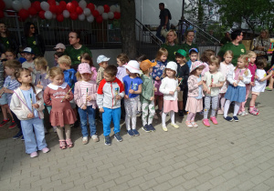 dzieci z grupy maki czekają na występ