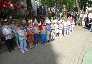 Dzieci z grupy Maki grają na flażoletach