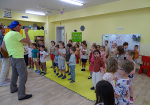 dzieci bawią się na koncercie
