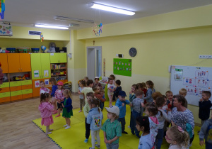 dzieci tańczą