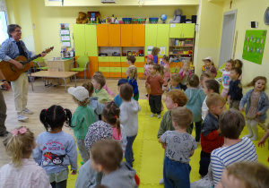 dzieci słuchają koncertu