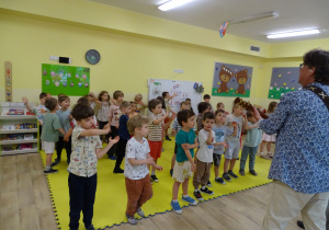 dzieci tańczą na koncercie