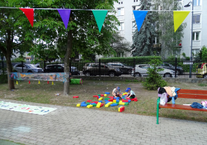 chlopcy bawią się klockami