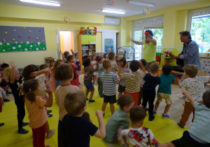 dzieci tańczą na koncercie