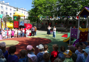 Pani Kasia wita wszystkie dzieci