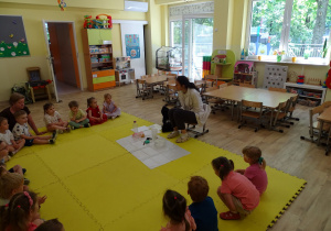dzieci siedzą i słuchają
