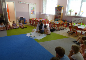 dziewczynka obserwuje przedmiot w misce z wodą
