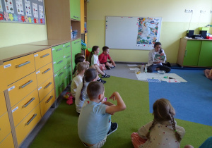 dzieci patrzą na zdjęcia
