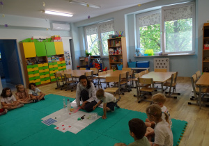 chłopiec sprawdza czy przedmiot zatonie