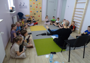 dzieci trzymają ukulele
