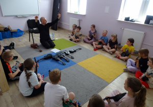 dzieci grają na ukulele
