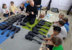 pan Michał rozdaje ukulele
