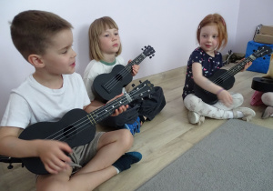 dzieci grają na ukulele
