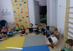 dzieci grają na ukulele