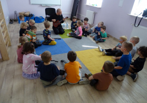 chłopiec i dziewczynka siedzą w środku koła