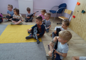 dzieci grają na ukulele