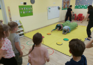 dzieci przechodzą przez tunele