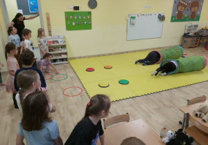 dzieci przechodzą przez tunele